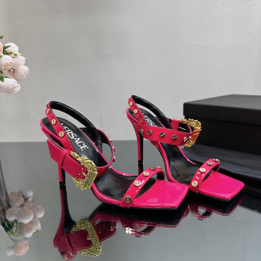 High version Versace SpringSummer new high heelsThe Milan runway features a simple and capable