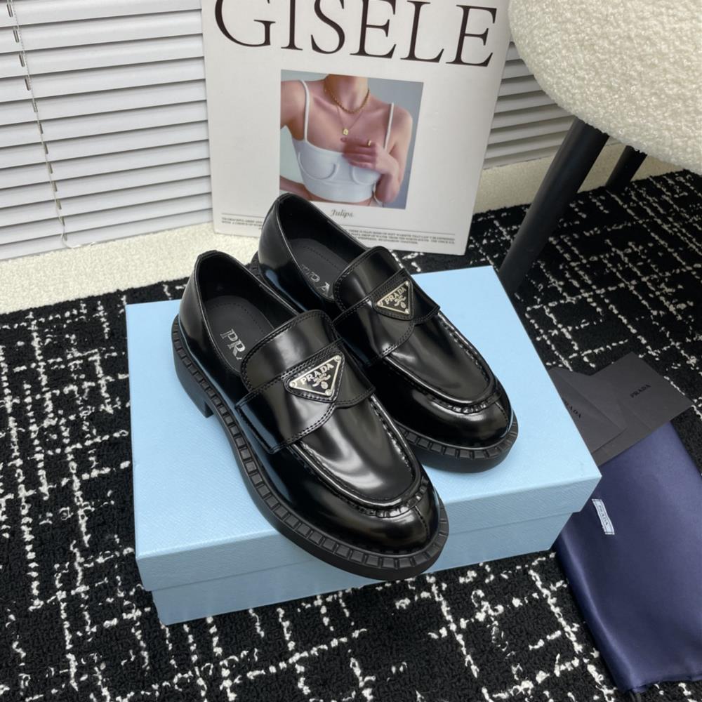 Upgraded factory PRADAs 2023 AutumnWinter runway show is popular on the internet with the same thick sole Lefu shoesThe Dream City Prada can be used