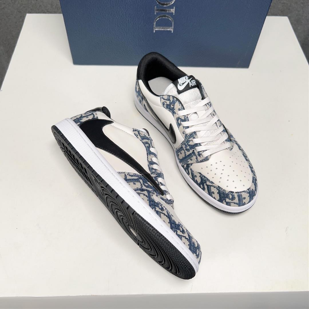 The Dior X nike co branded low top casual sports shoes are crafted with cowhide stitching