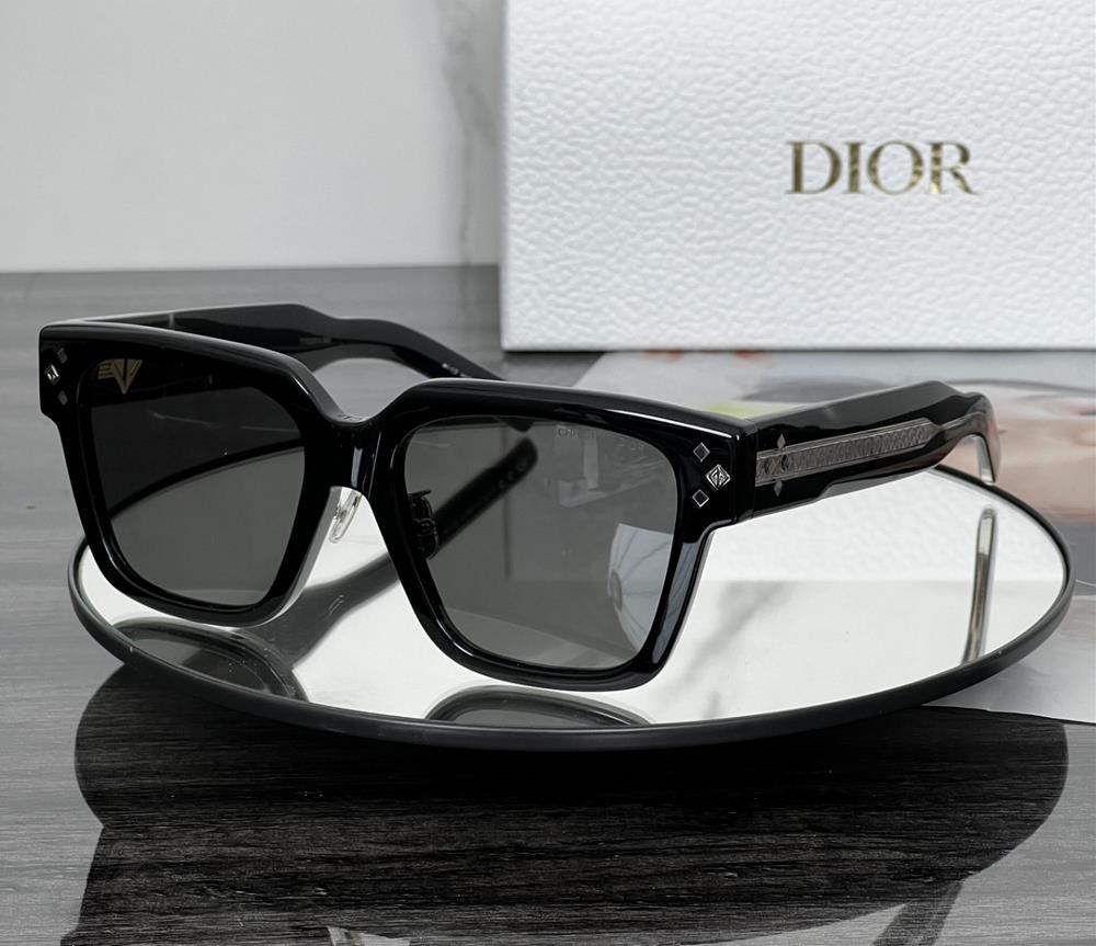 Large square pattern DIOR  CD DIAMOND S3F After wearing it the entire facial contour beco