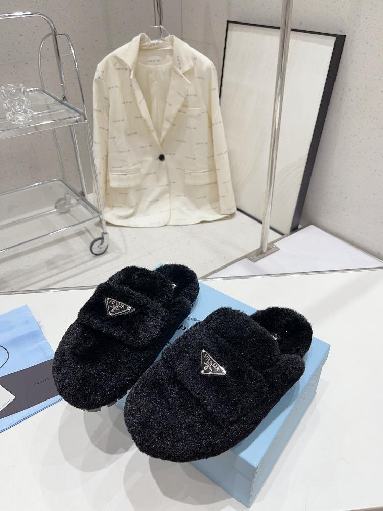 Prada Autumn and Winter Plush Slippers series is perfect for each style and color of the