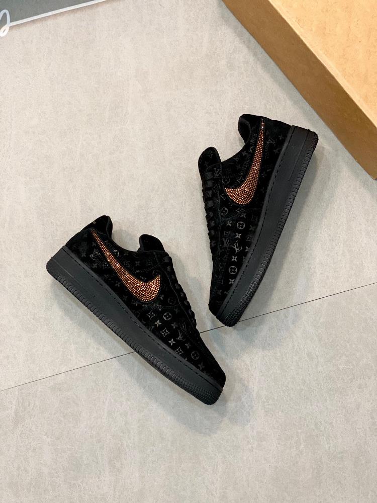 Louis Vuitton x x Nike co branded model is designed to basically follow the style of THE