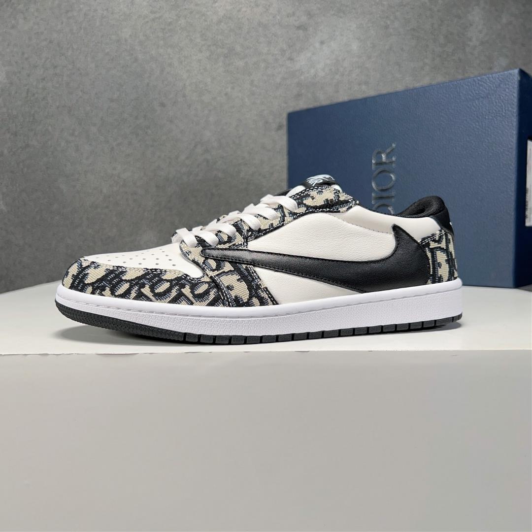 The Dir X nike co branded low top casual sports shoes are crafted with cowhide stitching o