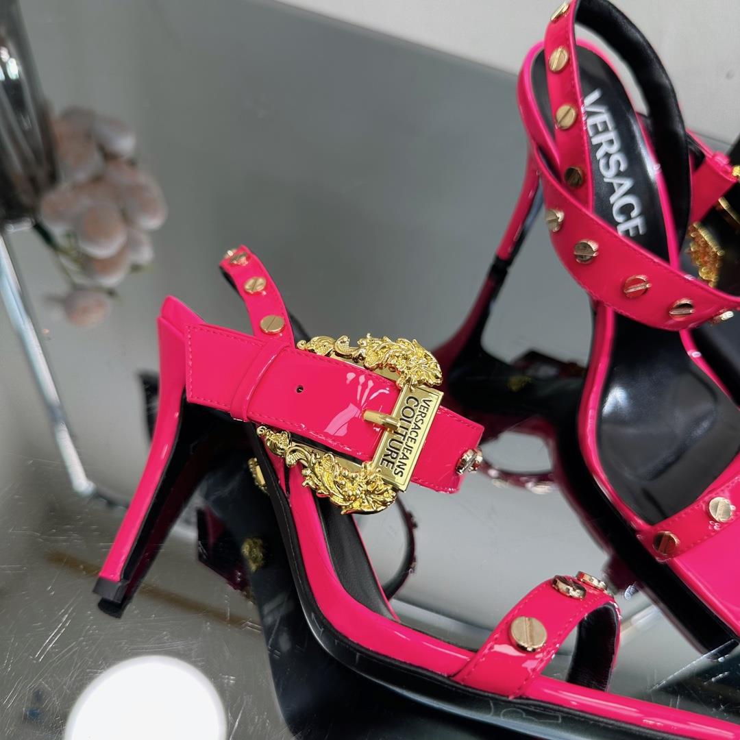 High version Versace SpringSummer new high heelsThe Milan runway features a simple and capable