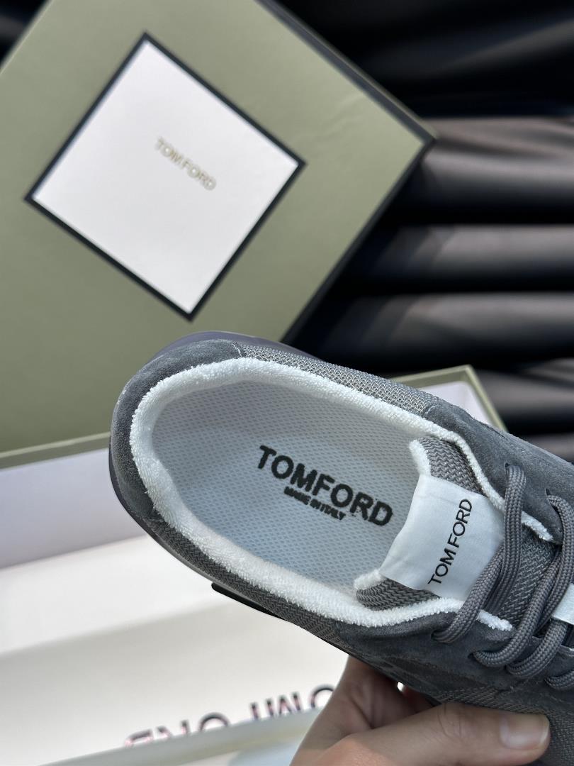 TOMFORD mens casual sports shoes are designed with smooth lines to create a simple appear