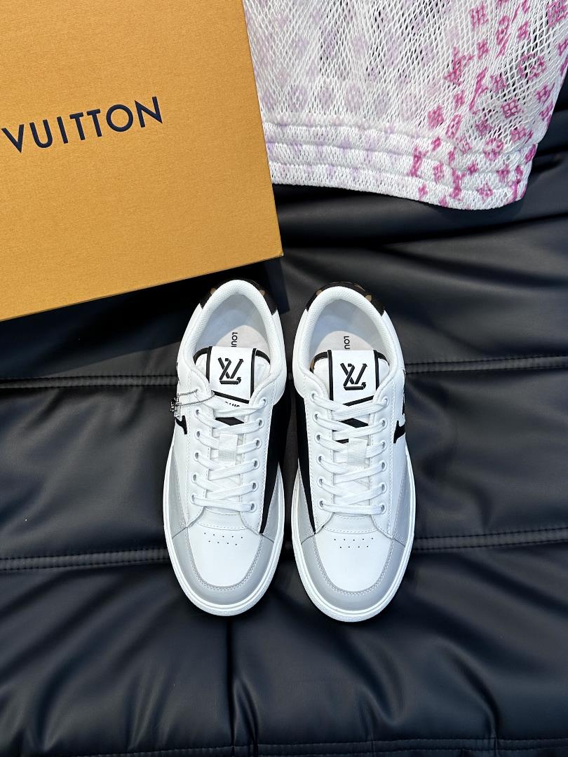 The L CHARLIE couples low top sneaker is made of cowhide on the top layer with soft and delicate l