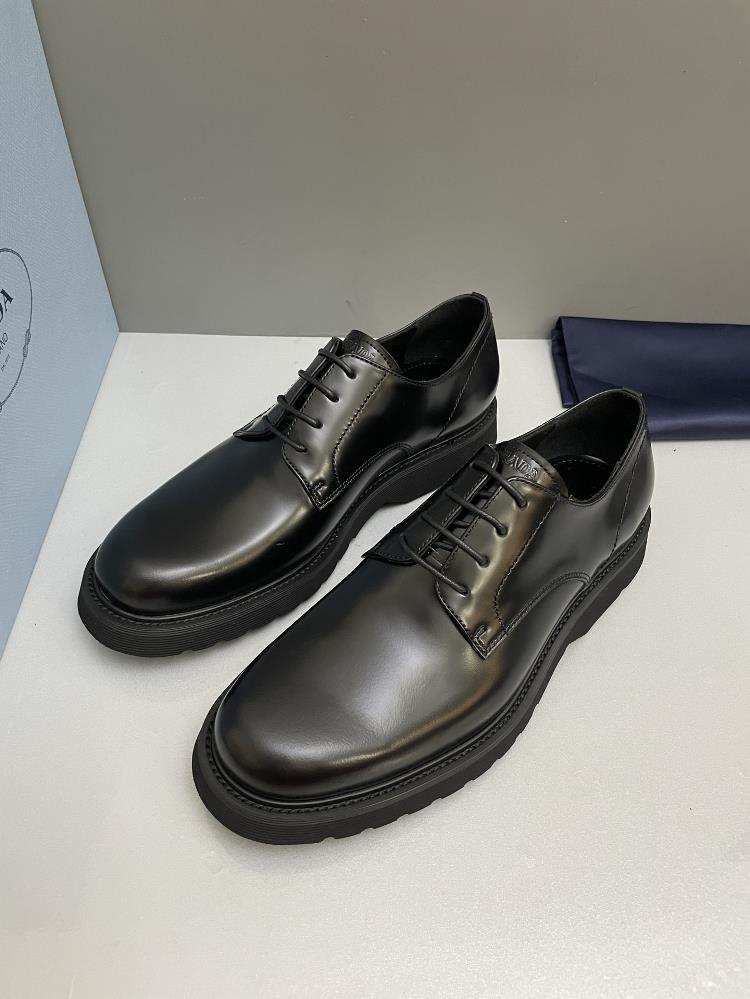 PRADA family highend mens formal leather shoes this piece has a retro design style presenting a mixed and matched style The retro upper presents