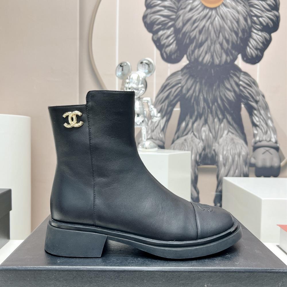 Factory  toplevel versionCHANE Xiangjia 2023 vs AutumnWinter New Boot CollectionMetal buckle zipper short bootsThis new thick sole has a high exit r