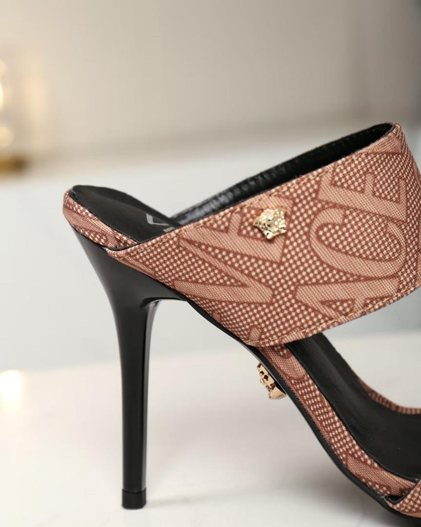 Versaces new open toe highheeled muller shoes are made of canvas jacquard pattern padded sheep