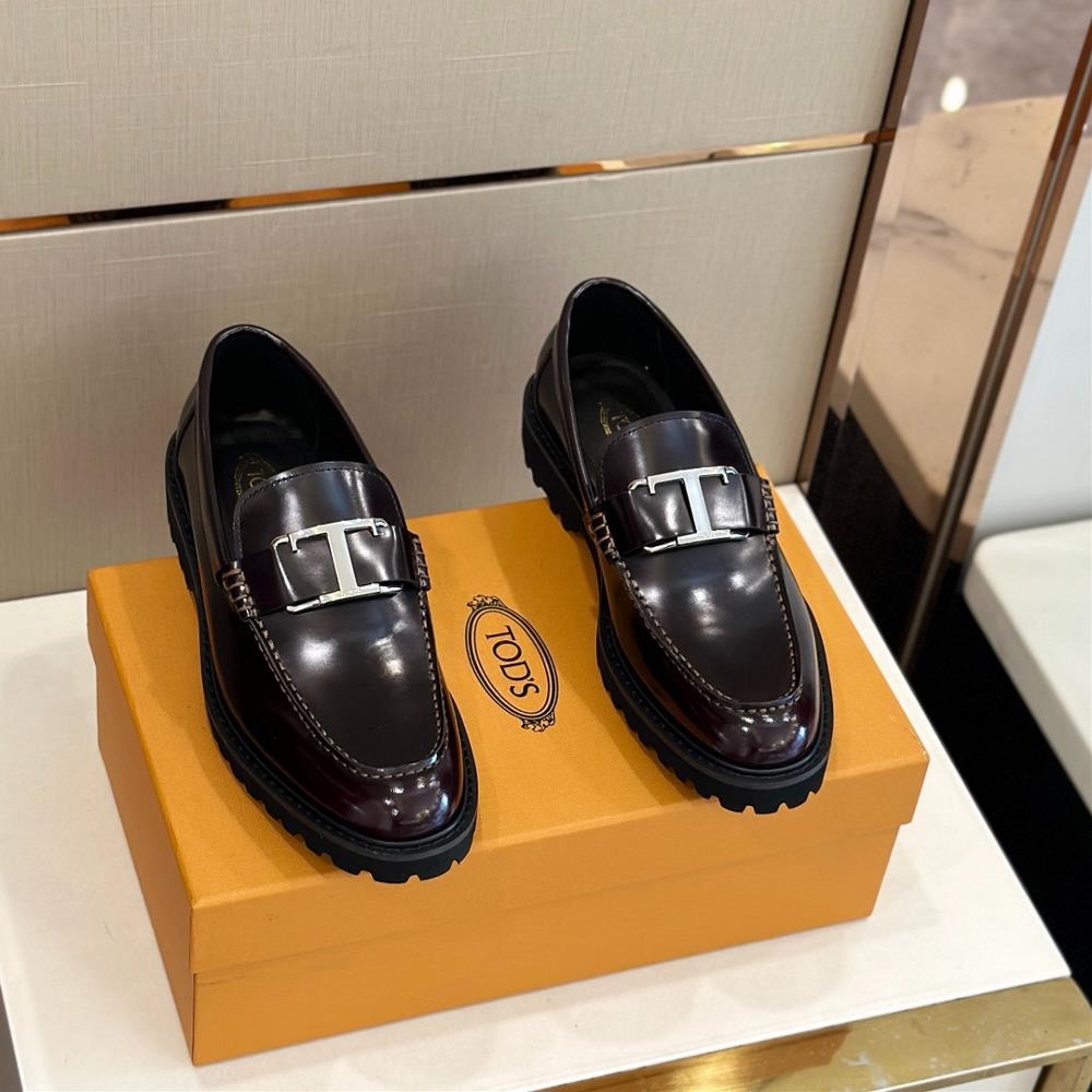 TODS T TIMELESS leather loafersThis Lefu shoe is made of semi high gloss grain leather an