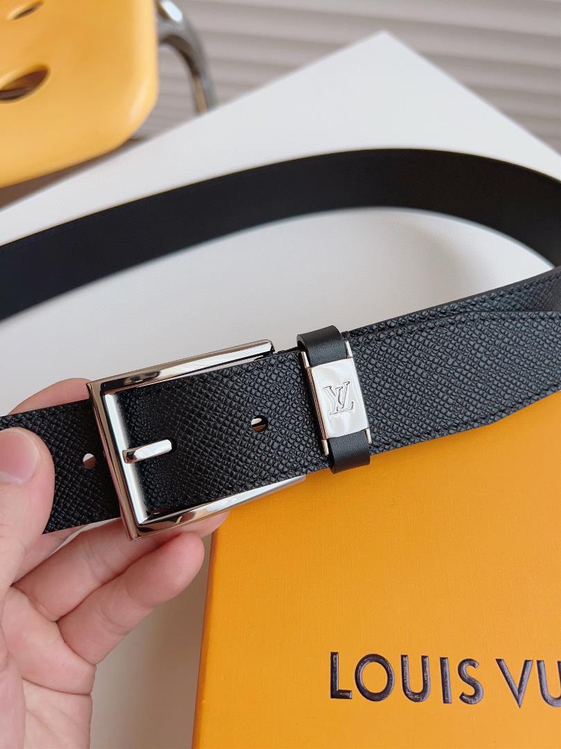 The LV CITY PIN waistband outlines smooth lines in a classic style exuding a calm busines