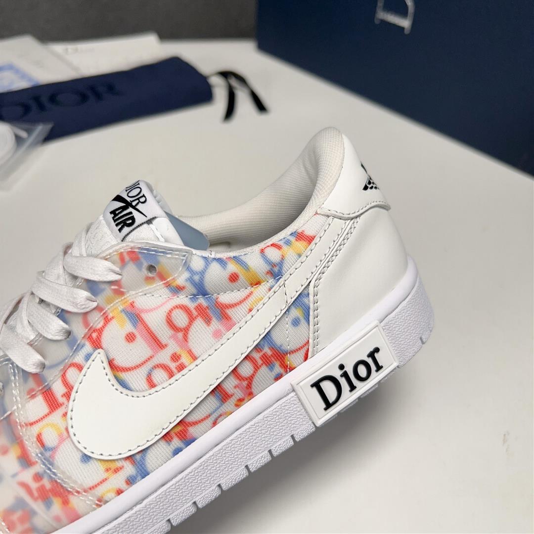 The Dior X nike co branded low top casual sports shoes are crafted with cowhide stitching