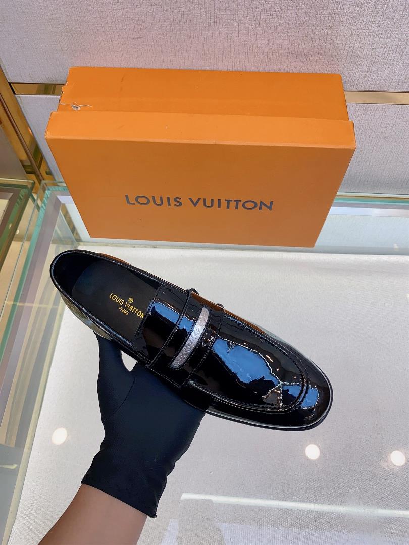 Lv brand  leather outsole SAINT GERMAN Slipon shoe This Slipon shoe leather shoes use imported