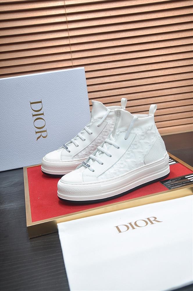 The Dior Walk nDior embroidered cotton couple casual shoes feature a thick texture white rubber sole and pure cotton embroidery on the upper to show