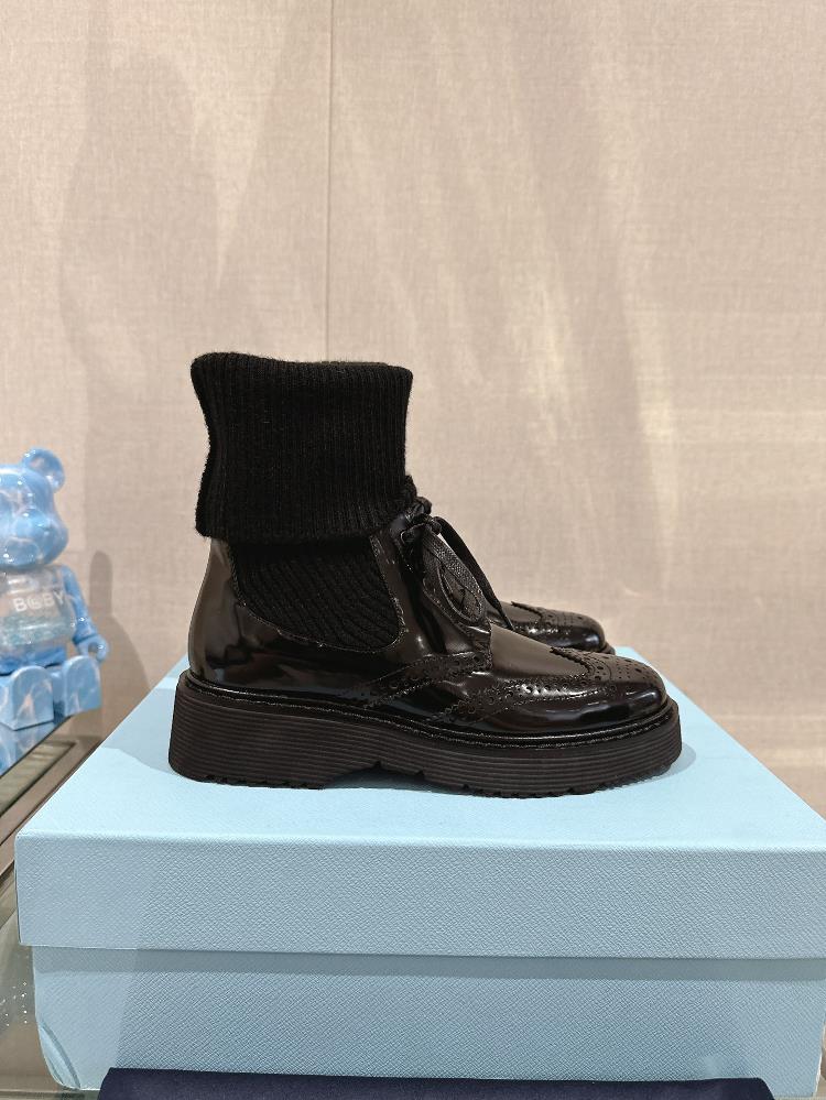 New Prada Strap Derby Socks Shoes and Socks with Free Folding HeightThis shiny leather Derby sock boot reinterprets traditional formal footwear wit