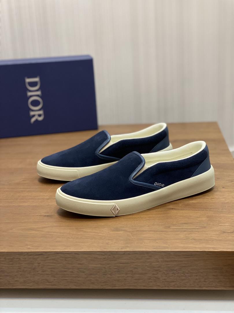 dior new Jagga Runner low top sneaker features a variety of materials and contrasting colo