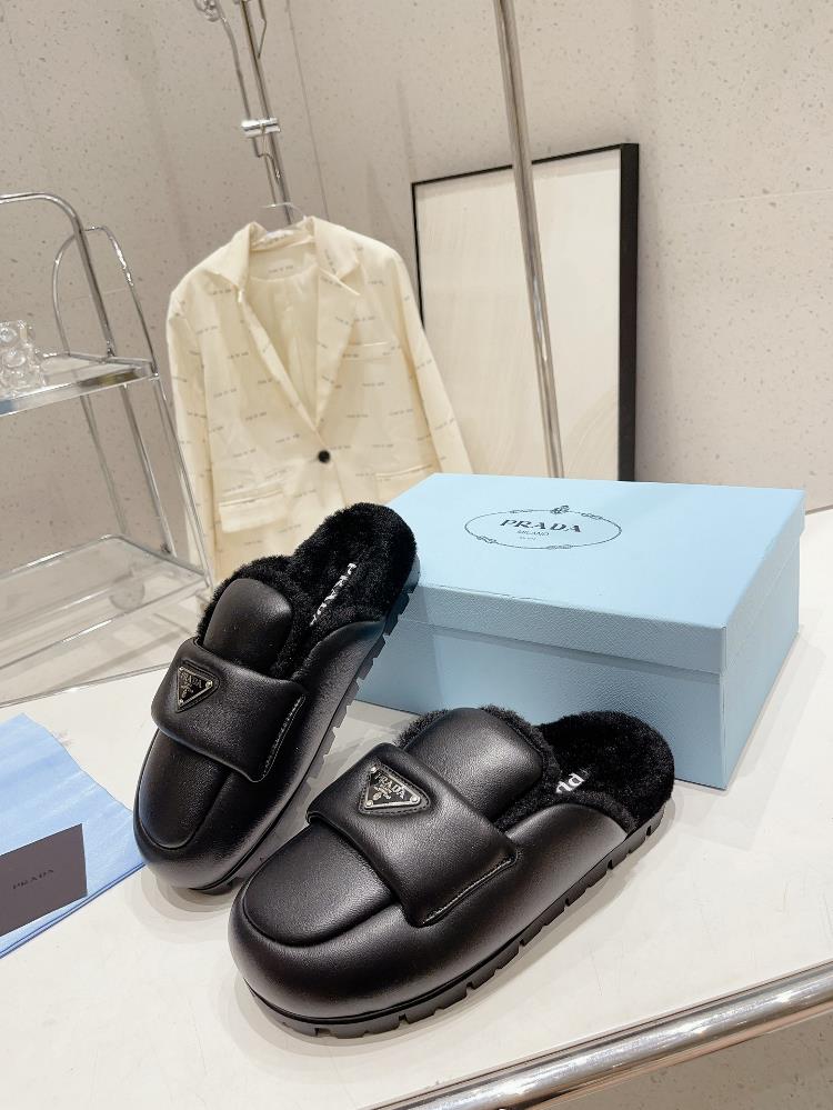 Prada Autumn and Winter Plush Slippers series is perfect for each style and color of the original craftsmanship Comfortable cute fashionable eleg