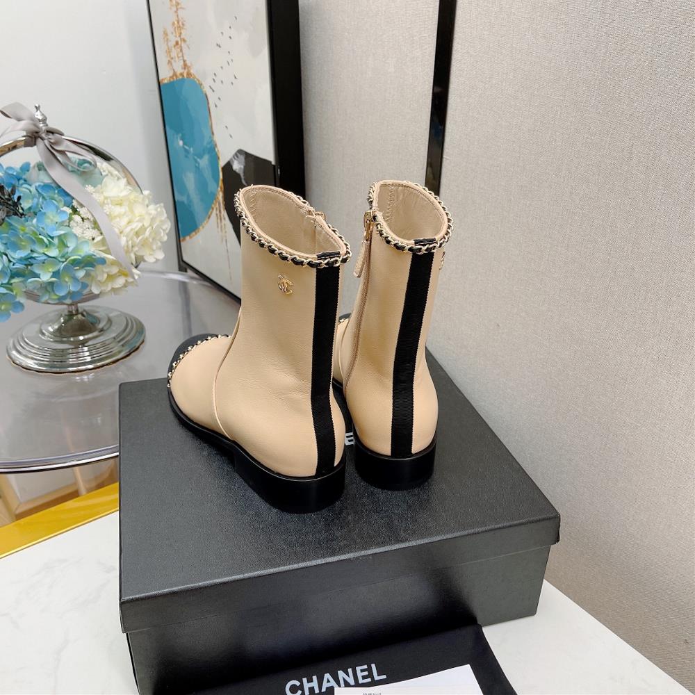 Original development of the latest chain boots series at the Chanel counter in autumn and