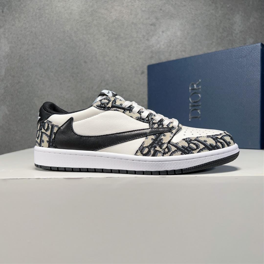 The Dir X nike co branded low top casual sports shoes are crafted with cowhide stitching o