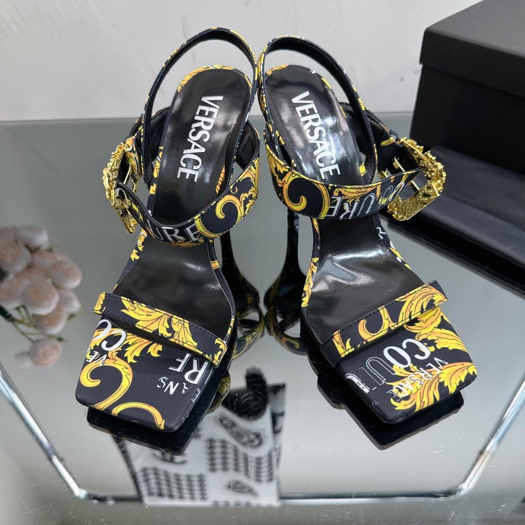 High version Versace SpringSummer new high heelsThe Milan runway features a simple and capable