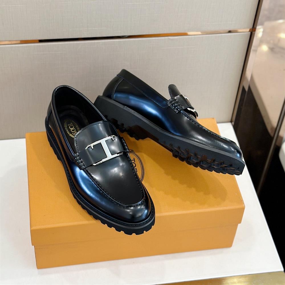 TODS T TIMELESS leather loafersThis Lefu shoe is made of semi high gloss grain leather and suede with a leather lining Dot slow brand metal diamond