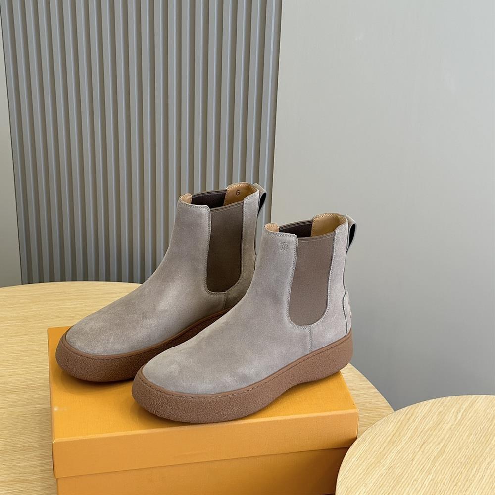 TODS W G Cowhide Mens Chelsea BootImported cowhide materialRubber bean soleThe details of this TODS WG Chelsea boot are rough yet simpleThe thick