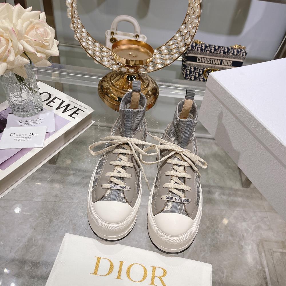 The DIOR casual shoes Alps exclusive high cut casual canvas shoes are the epitome of fas