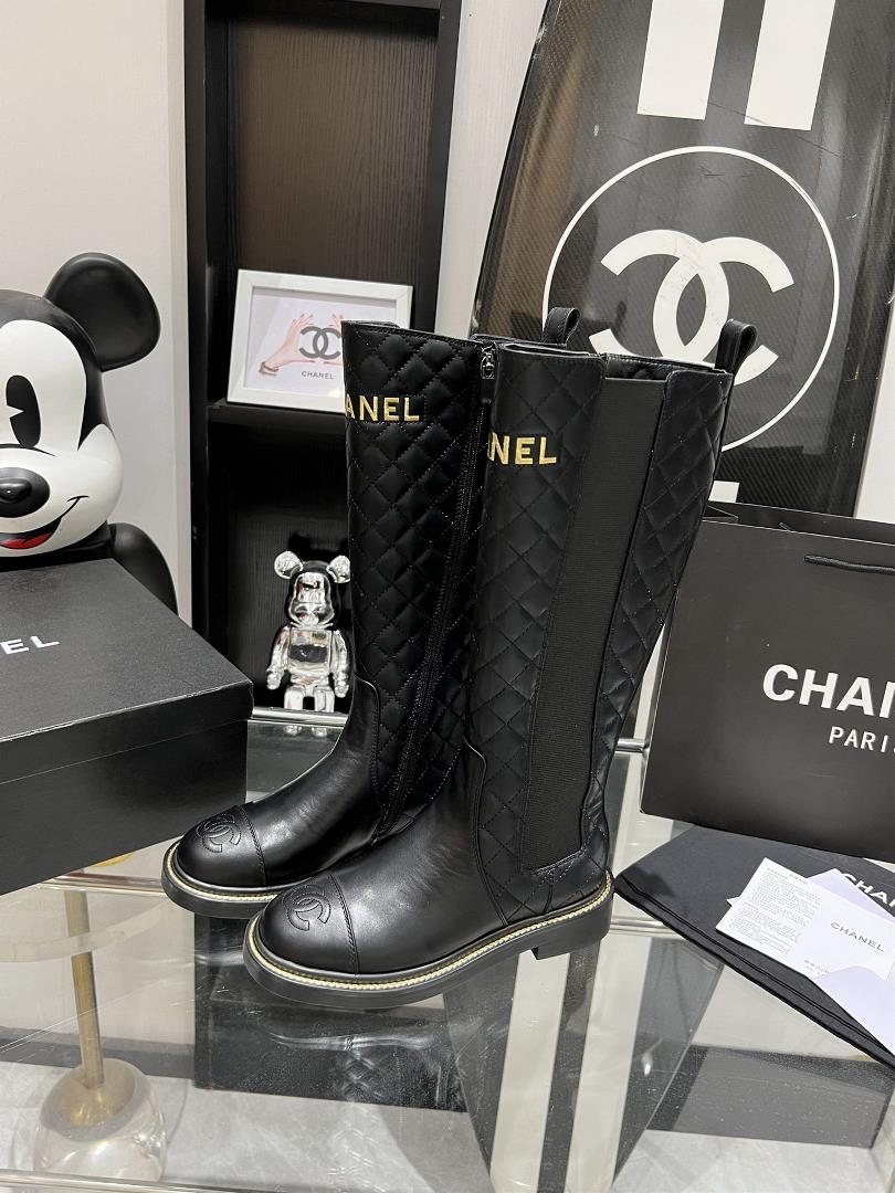 Chanel23 the latest Chanel Paris runway show with super breathable and comfortable uppe