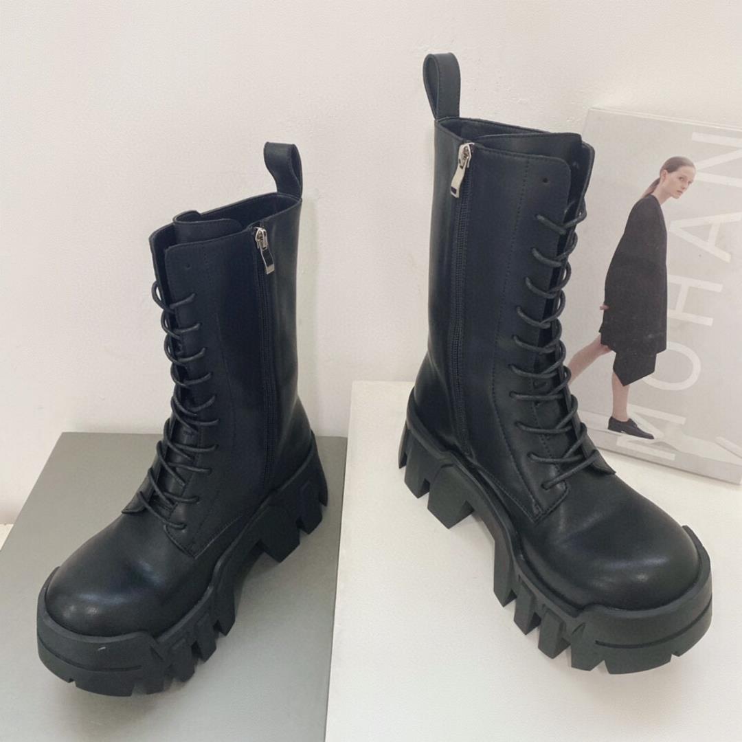 Balenciaga tank bootsThe bulldozer made by Balenciaga has a cool personality and a sense of co