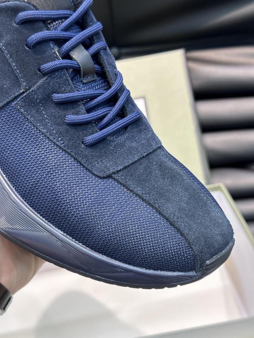 TOMFORD mens casual sports shoes are designed with smooth lines to create a simple appear