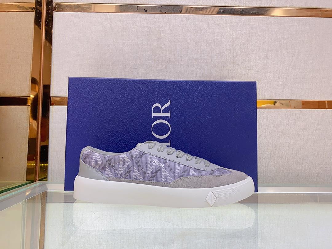 The Dior B101 low cut casual sports shoe is meticulously crafted with cowhide stitching on