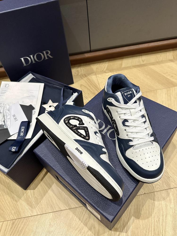 One of the things I love most about the Dior Sheos Couple Skateboarding Shoes is the atten