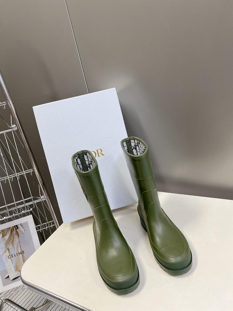 Hot Bar Hot Rain BootI have obtained a hot looking rain boot this season with a limited number of