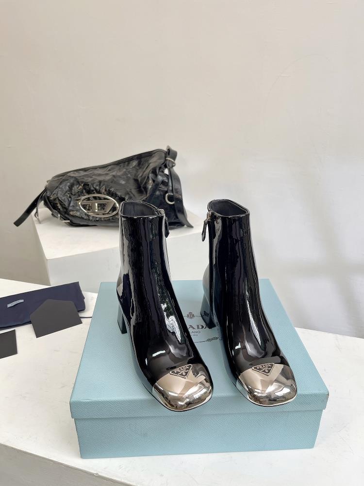 PRADA AutumnWinter New Triangle Bold Heel Side Zipper Short BootsThe fabric is made of imported cowhide highgrade dyed sheepskin lining and Italia