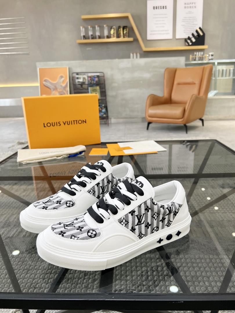 lv top tier agent purchase of the popular casual board shoe counter for men on the street featuring