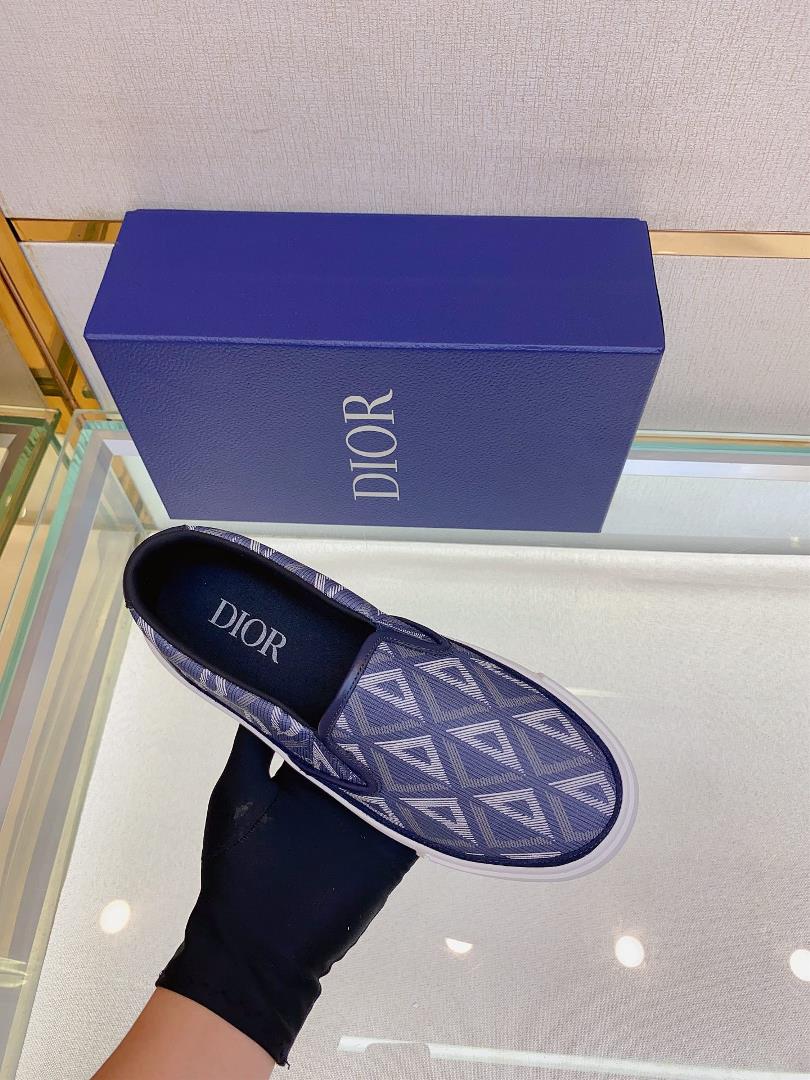 The Dior B101 low cut casual sports shoe is meticulously crafted with cowhide stitching on