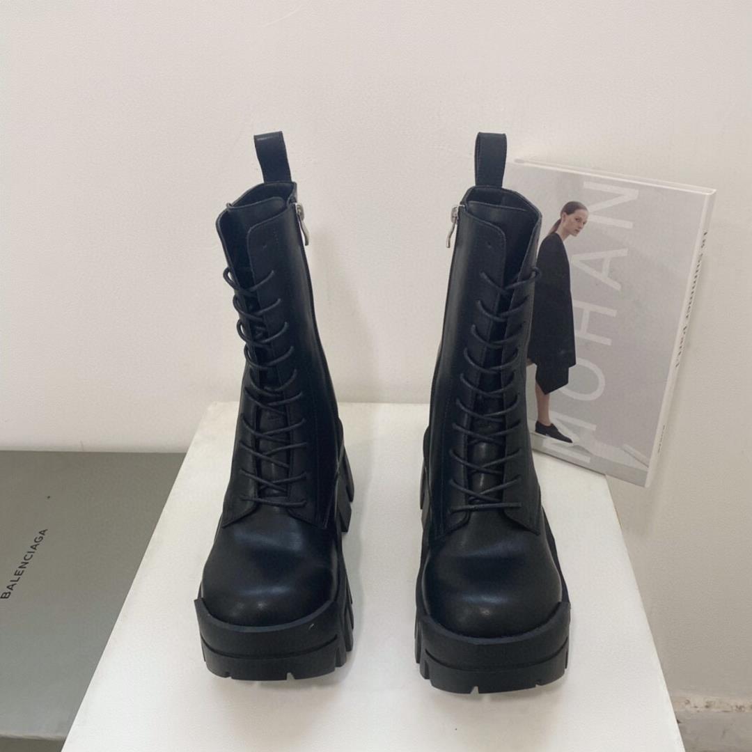 Balenciaga tank bootsThe bulldozer made by Balenciaga has a cool personality and a sense of comfort