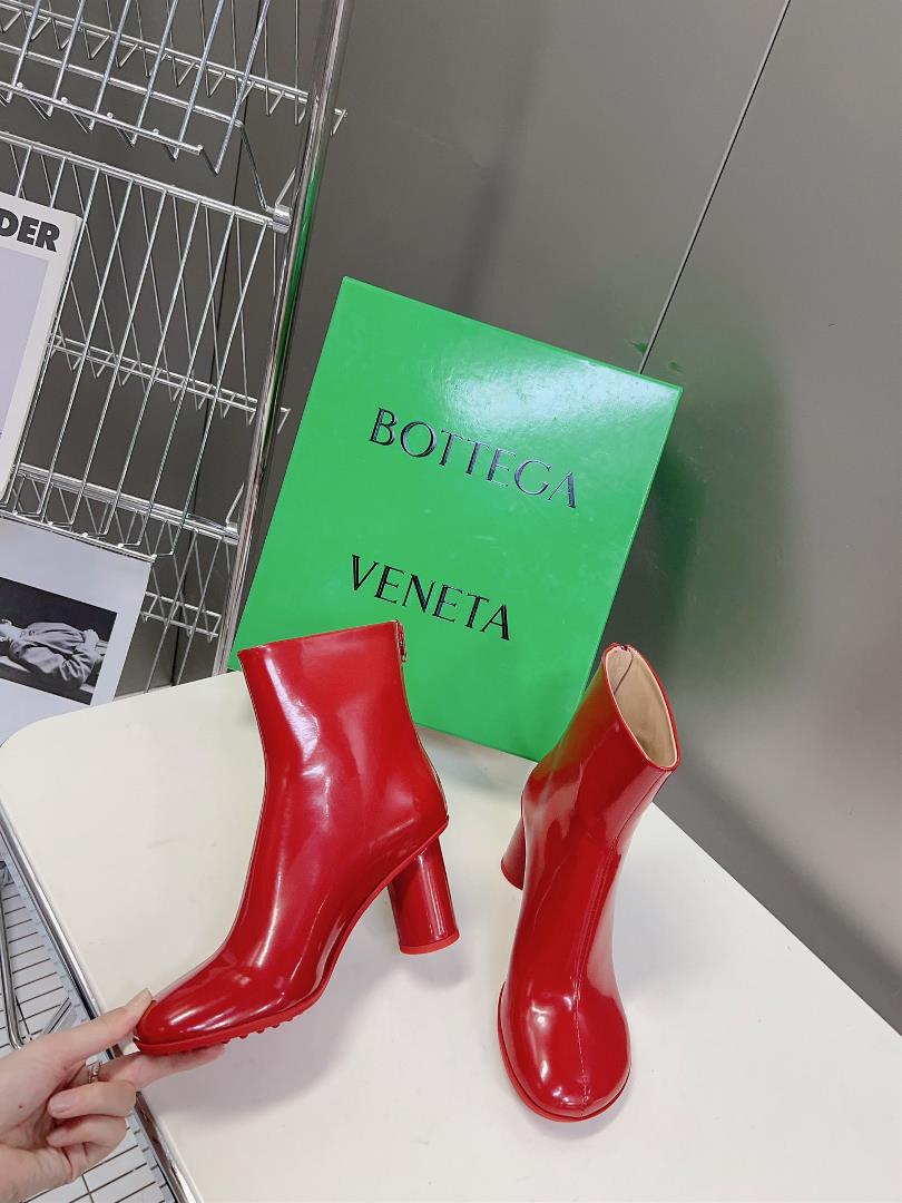 BOTTEGA VENETA Round Heel Open Edge Red Ankle Boots This round head wide flat streamlined