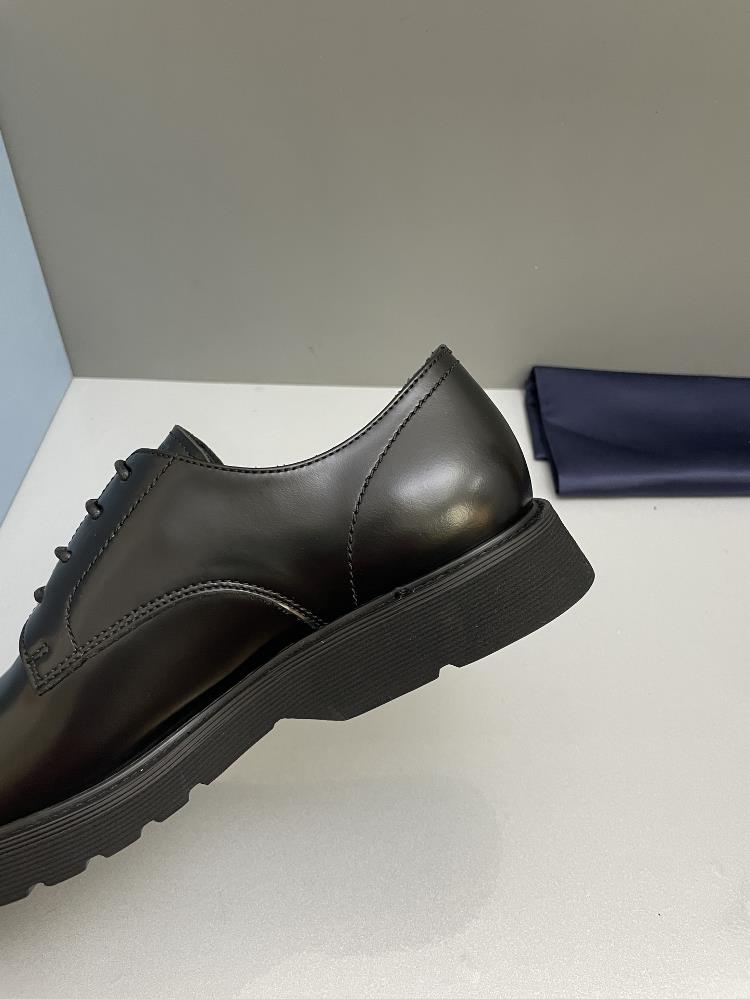 The retro design style of Prada Mens Formal Leather Shoes allows for versatility in styli