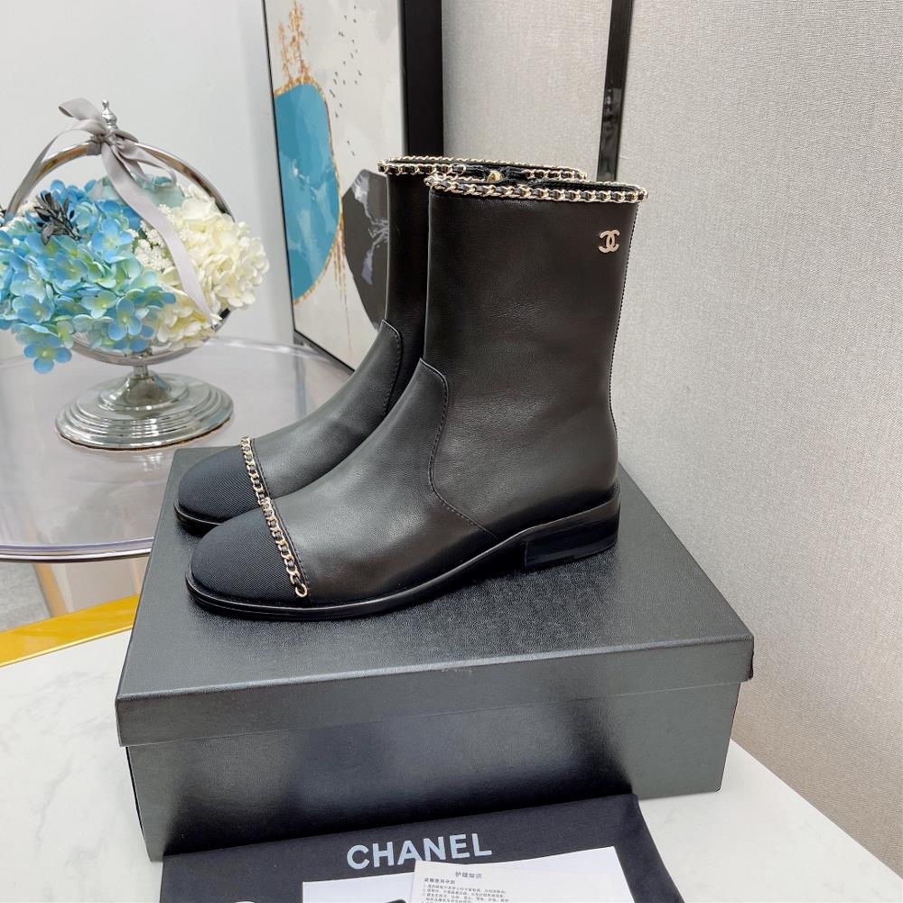 Original development of the latest chanel chain boots series at the Chanel counter in autumn and win