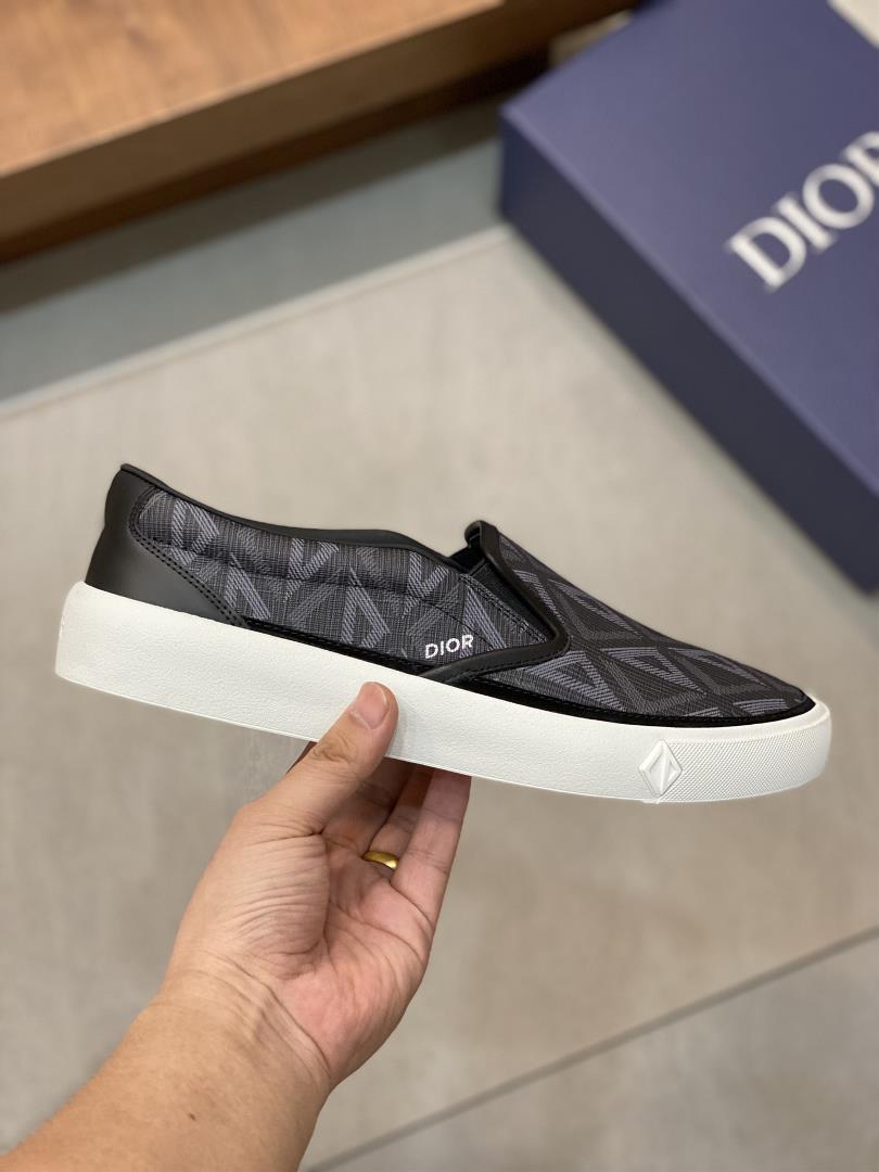 dior new Jagga Runner low top sneaker features a variety of materials and contrasting colo