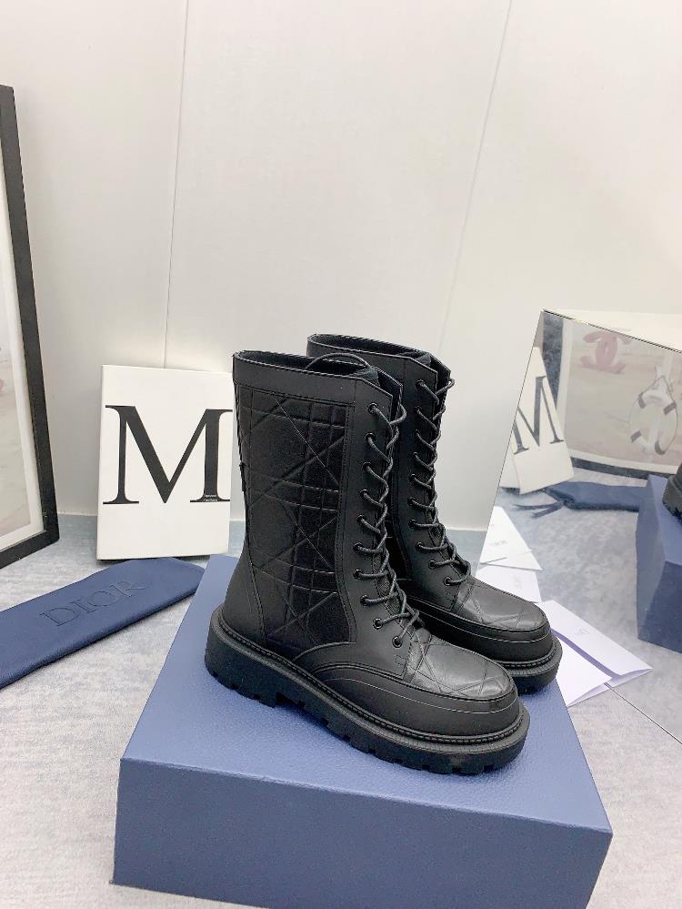 Factory produced leather lining fur lining higher versionThe adjustable strap of Diors new autumnwinter 2023 short boots features the CD logo showc