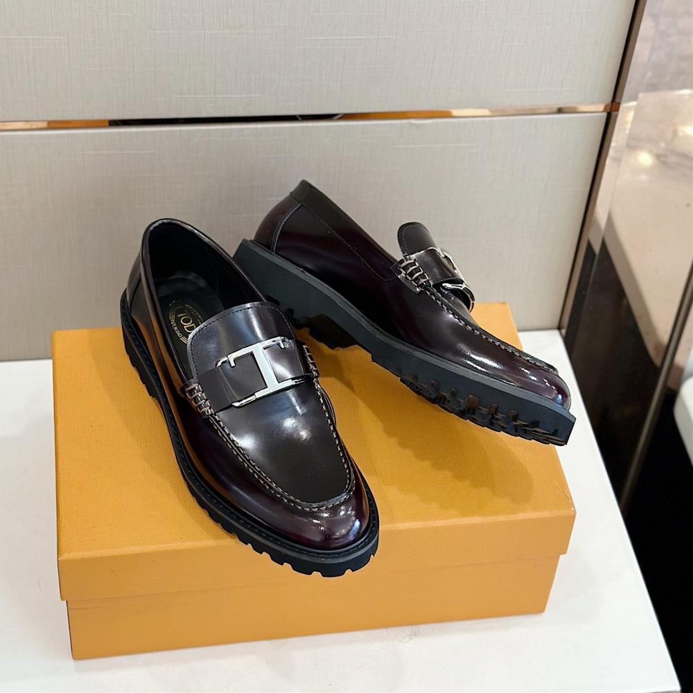 TODS T TIMELESS leather loafersThis Lefu shoe is made of semi high gloss grain leather and suede with a leather lining Dot slow brand metal diamond