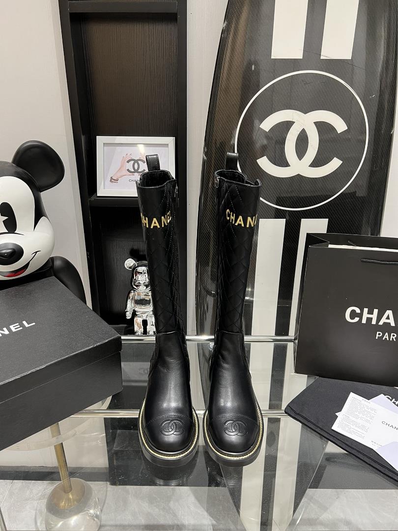 Chanel23 the latest Chanel Paris runway show with super breathable and comfortable upper legs pa