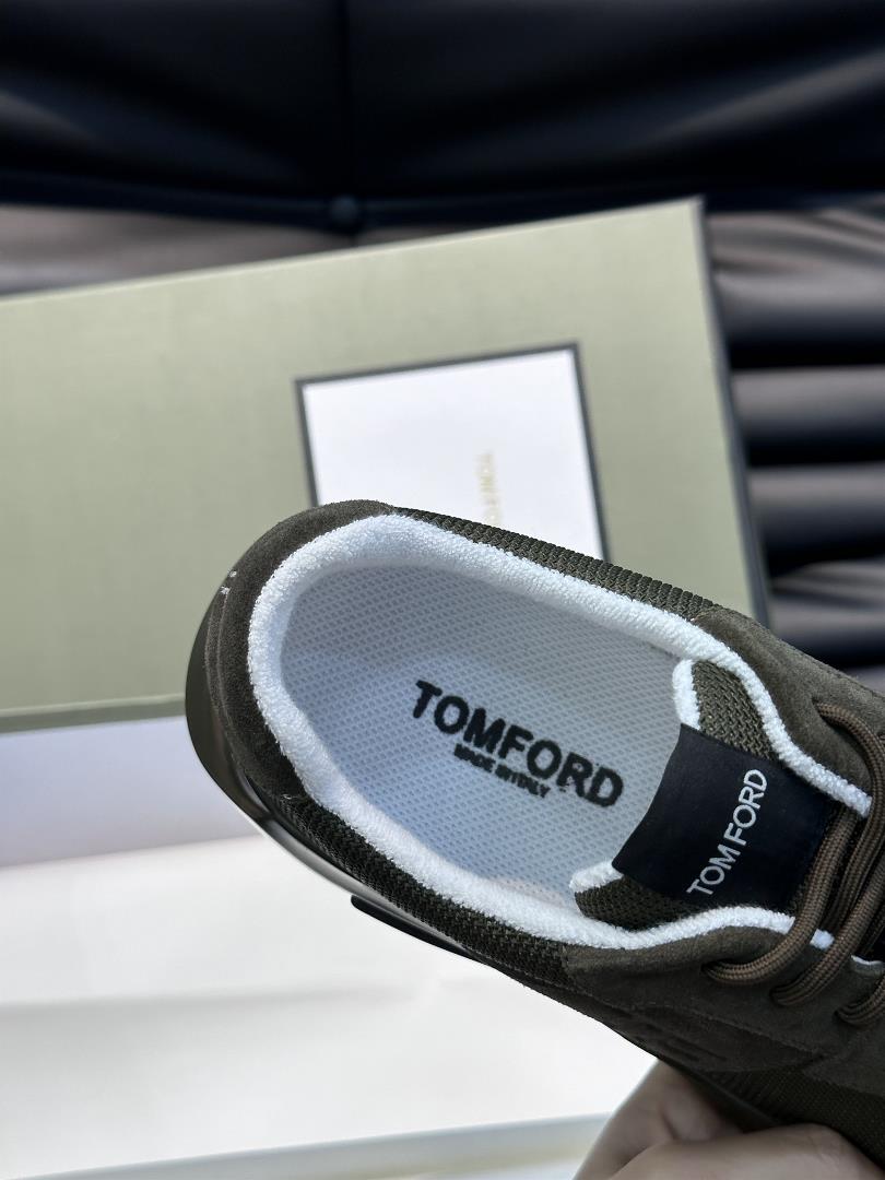 TOMFORD mens casual sports shoes are designed with smooth lines to create a simple appear