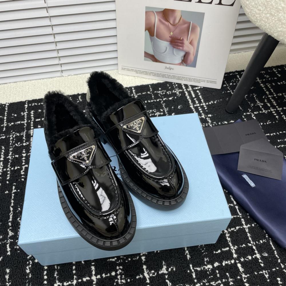 Upgraded factory PRADAs 2023 AutumnWinter runway show is popular on the internet with the same thick sole Lefu shoesThe Dream City Prada can be used