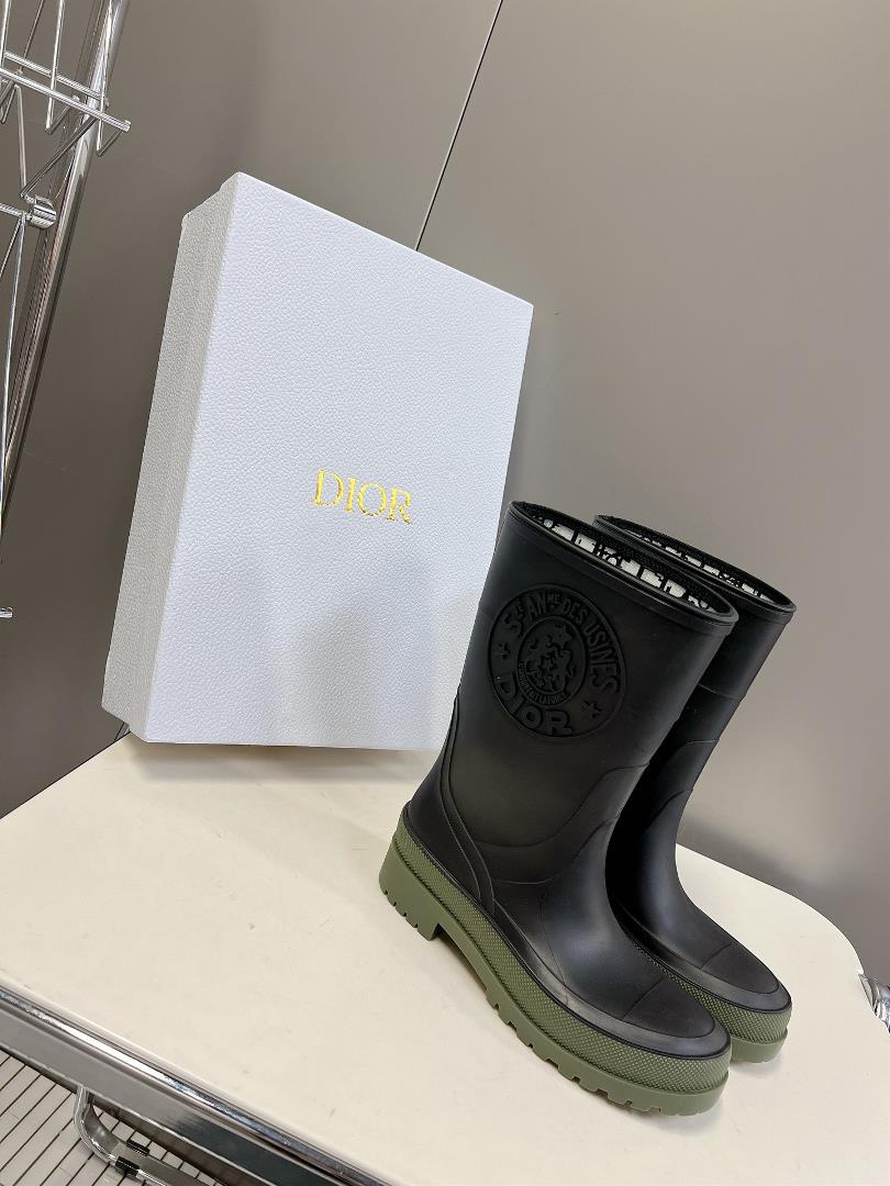 Hot Bar Hot Rain BootI have obtained a hot looking rain boot this season with a limited