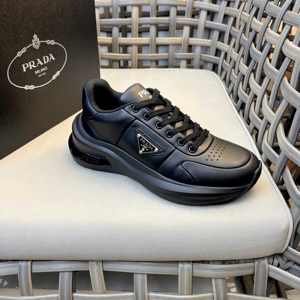 Thick soled casual sports shoes channel boutique made of imported Napa leather fabric with a clear leather texture and a soft comfortable and breat