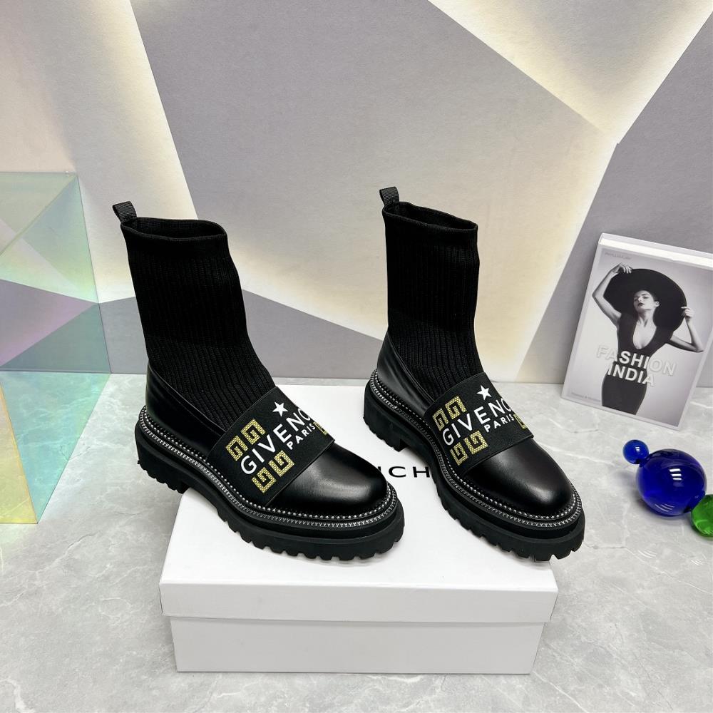 Factory toplevel versionGIVENCHY 2023vs AutumnWinter New CollectionRound headed letter socks and short bootsThe new flat bottom has a high exit rate