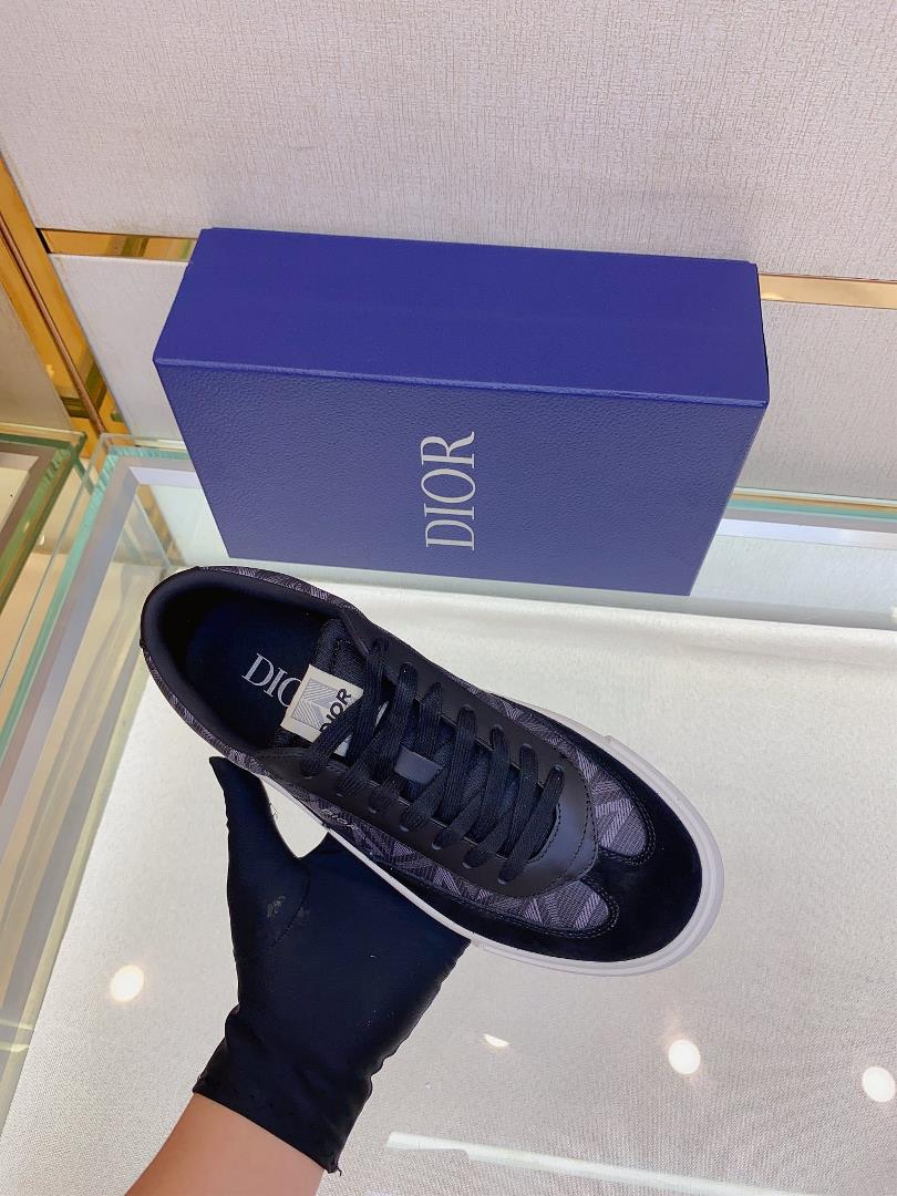 The Dior B101 low cut casual sports shoe is meticulously crafted with cowhide stitching on